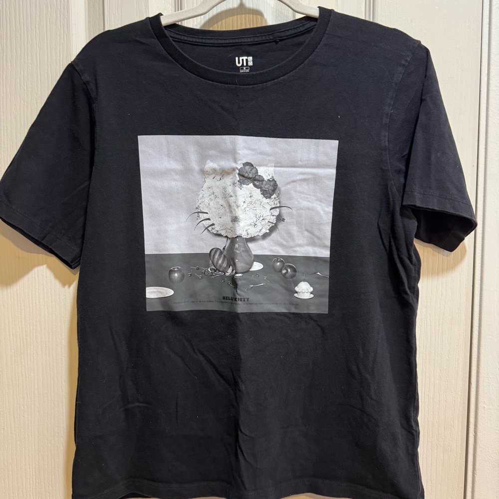 uniqlo hello kitty graphic tee